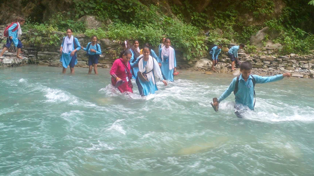 खोलामा हेलिएर स्कुल आउजाउ