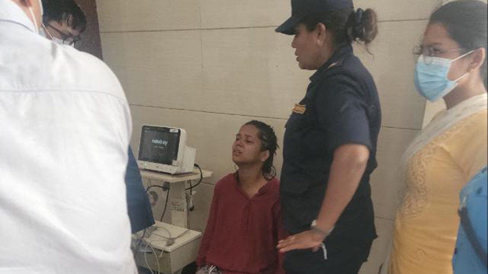 आत्मदाह प्रयासपछि प्रहरीको नियन्त्रणमा रहेकी निहारिका स्वास्थ्य जाँचका लागि त्रिवि शिक्षण अपस्तालमा ।