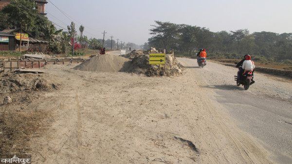 बिर्तामोड-भद्रपुर सडक निर्माणमा ढिलाइ गर्ने ठेकेदार कम्पनीलाई कारबाही