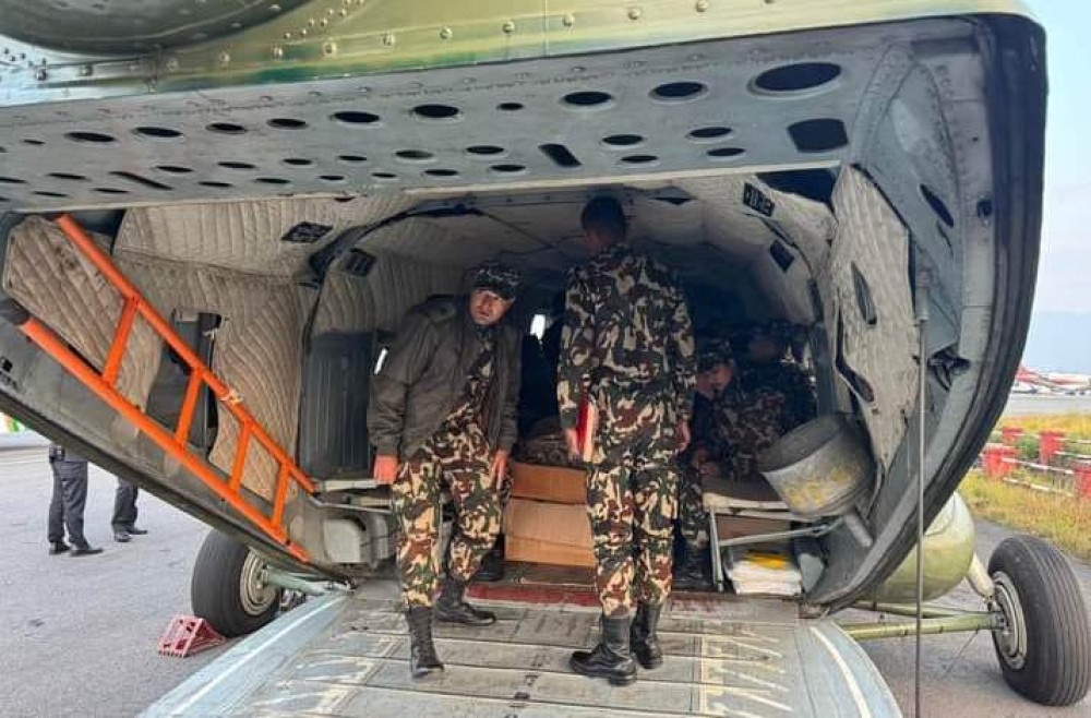 स्वास्थ्यकर्मी र अत्यावश्यक सामग्री लिएर प्रधानमन्त्री भूकम्प प्रभावित क्षेत्रतर्फ प्रस्थान