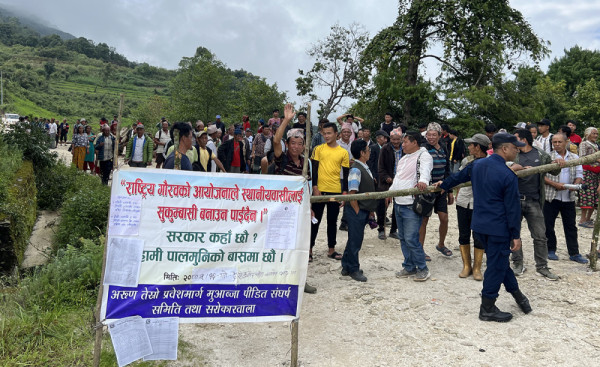 मुआब्जा माग्दै स्थानीयद्वारा अरुण तेश्रोको विद्युत गृह ठप्प