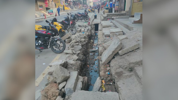 फुटपाथ अव्यवस्थित हुँदा जोखिममा पैदलयात्रु